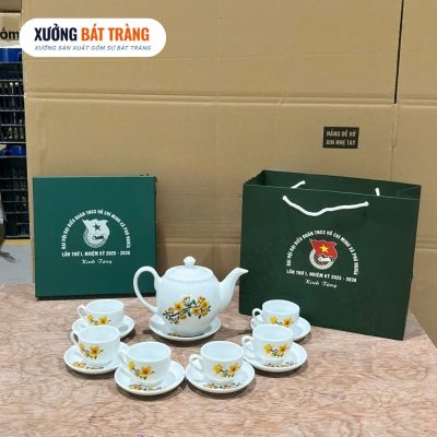 Alternative view of Bộ ấm chén quà tặng men sứ trăng dáng Minh Long hoạ tiết hoa mai XBT-AC03