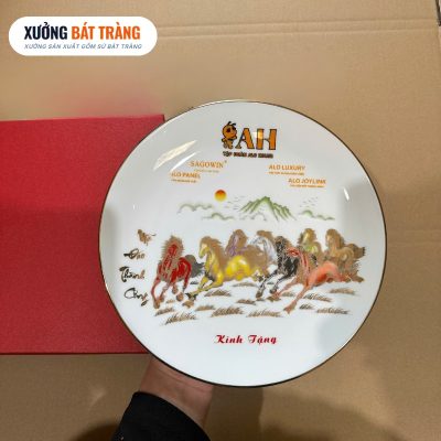 Alternative view of Đĩa sứ biểu trưng in logo màu trắng hoạ tiết Bát Mã Truy Phong phi 24 XBT-ĐBT01