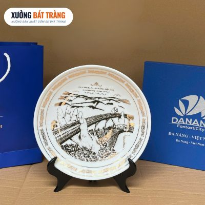 Alternative view of Đĩa sứ biểu trưng in logo màu trắng vẽ vàng kim cảnh Cầu Vàng Đà Nẵng phi 26 XBT-ĐBT02