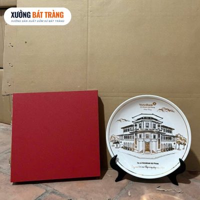 Alternative view of Đĩa sứ biểu trưng in logo màu trắng vẽ vàng kim trụ sở theo yêu cầu phi 26 XBT-ĐBT03