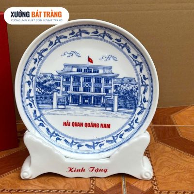 Alternative view of Đĩa sứ biểu trưng in logo màu trắng vẽ trụ sở theo yêu cầu phi 22 XBT-ĐBT04