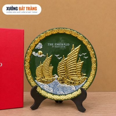 Alternative view of Đĩa sứ biểu trưng in logo màu xanh lục hoạ tiết thuyền buồm dát vàng phi 28 XBT-ĐBT05