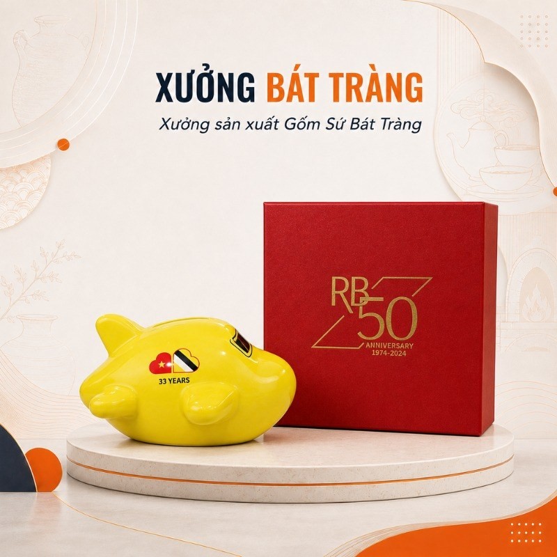 Heo đất hình máy bay màu vàng nổi bật bên cạnh hộp quà tặng lót lụa màu đỏ sang trọng