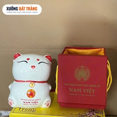 Alternative view of Heo đất in logo hình mèo thần tài màu trắng tai đỏ kích thước 15x15x11cm XBT-HĐ02
