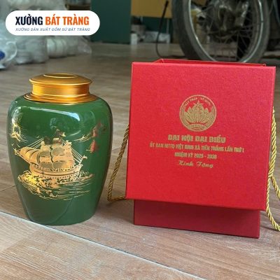 Alternative view of Hũ đựng trà in logo màu xanh lục vẽ vàng kim hoạ tiết thuyền buồm XBT-HT02