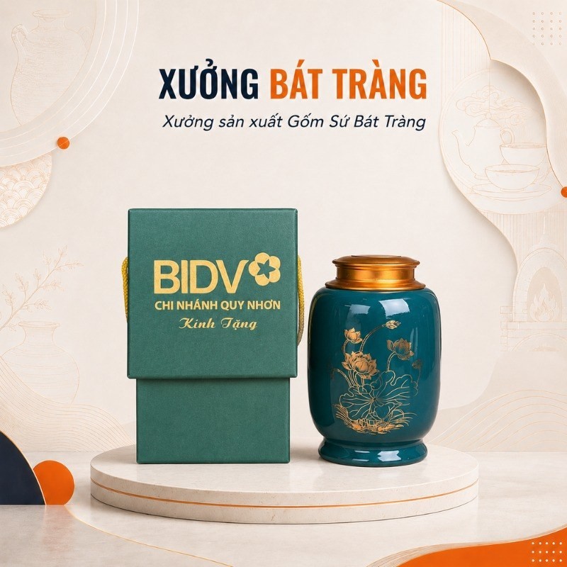 Hũ đựng trà in logo màu xanh cổ vịt vẽ vàng kim hoạ tiết hoa sen XBT-HT03 đặt cạnh hộp quà tặng lót lụa