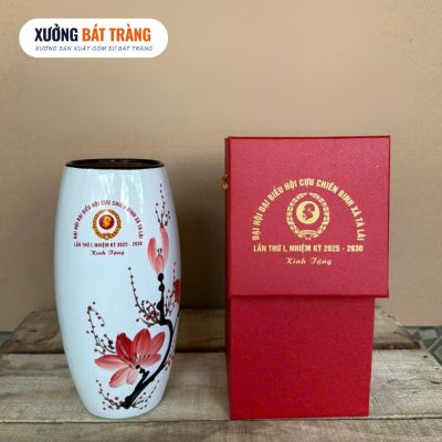 Alternative view of Lọ hoa in logo màu trắng dáng bom vẽ hoạ tiết hoa đảo đỏ chiều cao 24cm XBT-LH01