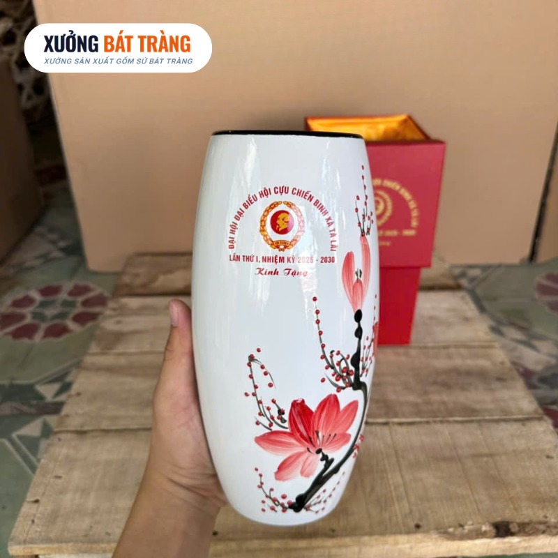 Lọ hoa in logo màu trắng dáng bom vẽ hoạ tiết hoa đảo đỏ chiều cao 24cm XBT-LH01 - Ảnh 4