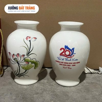 Alternative view of Lọ hoa in logo màu trắng dáng trứng loe vẽ hoạ tiết hoa sen chiều cao 24cm XBT-LH02