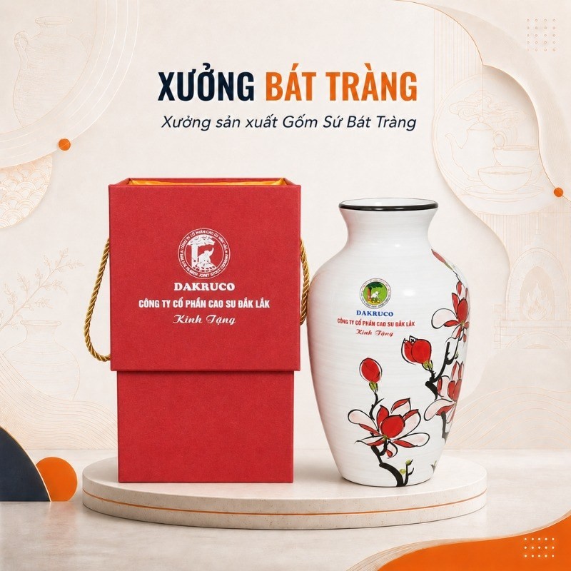 Lọ hoa in logo men xước màu trắng dáng vò vẽ hoạ tiết hoa mộc lan chiều cao 27cm XBT-LH04 đặt cạnh hộp xi đỏ cao cấp