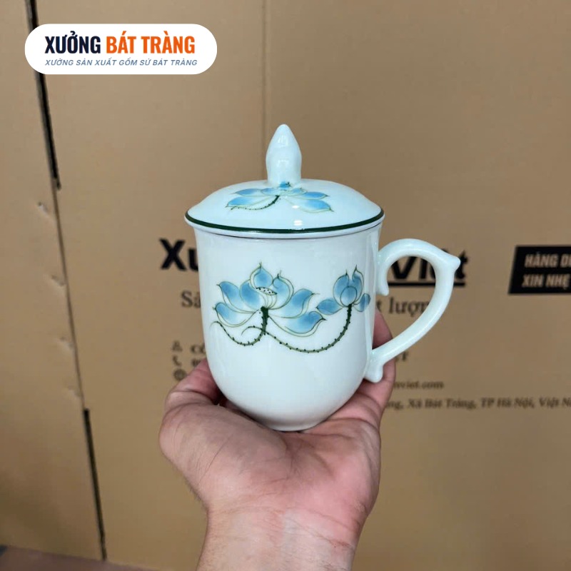 Ly sứ in logo dáng ngọn lửa có nắp màu trắng hoạ tiết hoa sen xanh dung tích 350ml XBT-LS04 - Ảnh 2