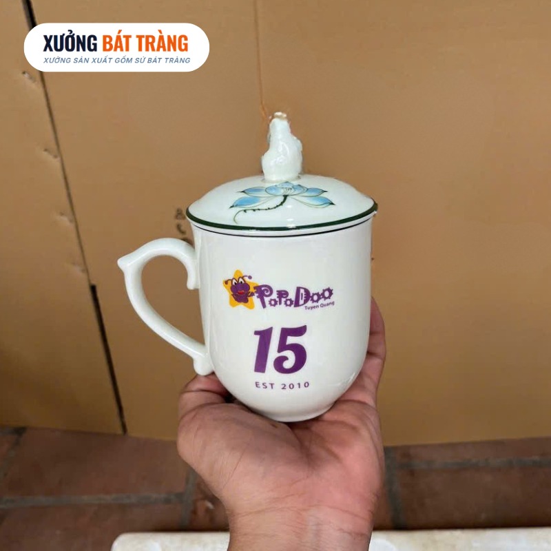 Ly sứ in logo dáng ngọn lửa có nắp màu trắng hoạ tiết hoa sen xanh dung tích 350ml XBT-LS04 - Ảnh 3