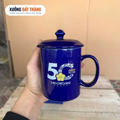 Alternative view of Ly sứ in logo dáng trụ quai C có nắp màu xanh coban dung tích 350ml XBT-LS02