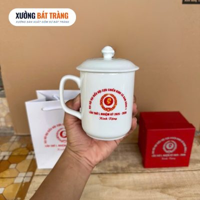 Alternative view of Ly sứ in logo dáng trụ quai vuông có nắp màu trắng dung tích 350ml XBT-LS01